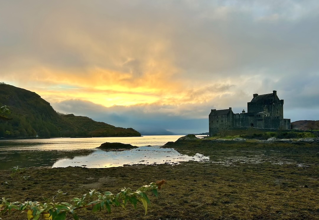 Le château Eilean Donan au coucher du soleil.