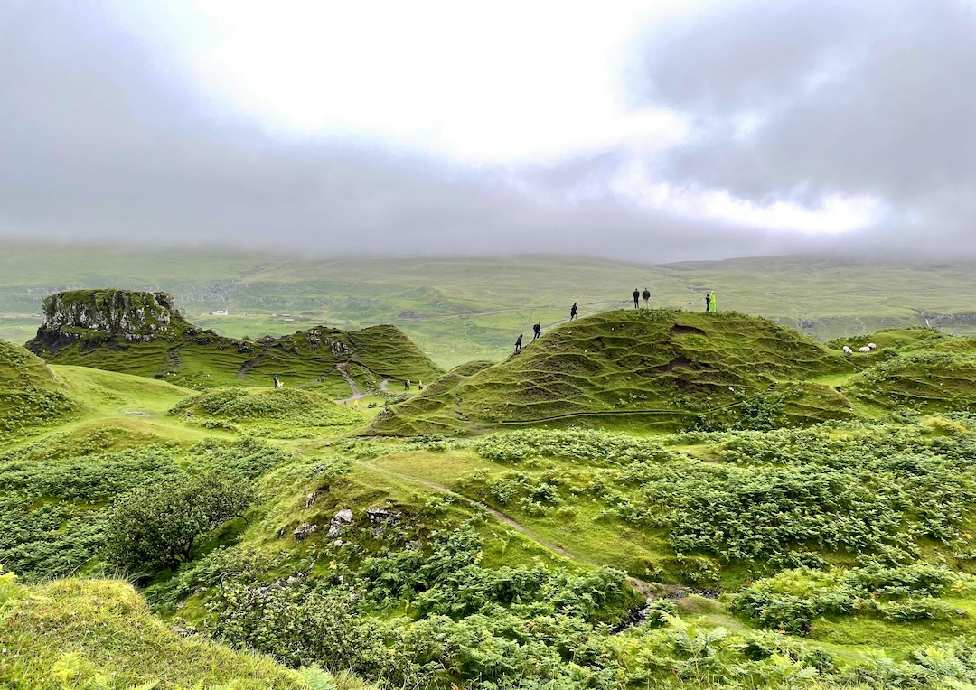 Vue panoramique des petites collines verte de Fairy Glen sur l'île de Skye.