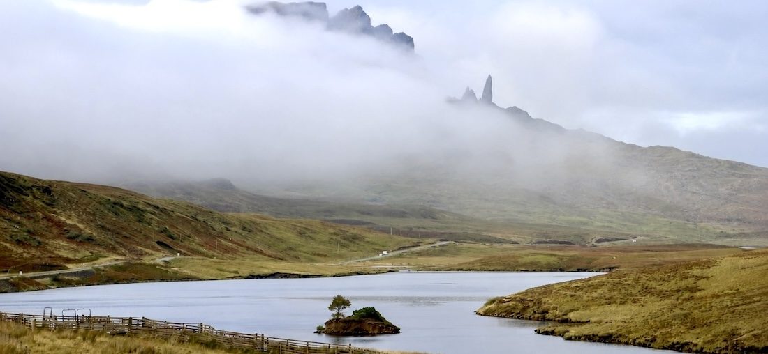 Vue panoramique du Old Man of Storr dans la brume et les nuages.