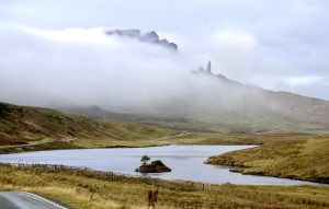 Vue panoramique du Old Man of Storr dans la brume et les nuages.