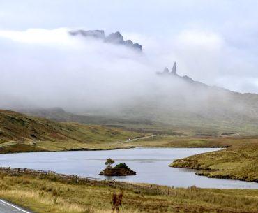 Vue panoramique du Old Man of Storr dans la brume et les nuages.