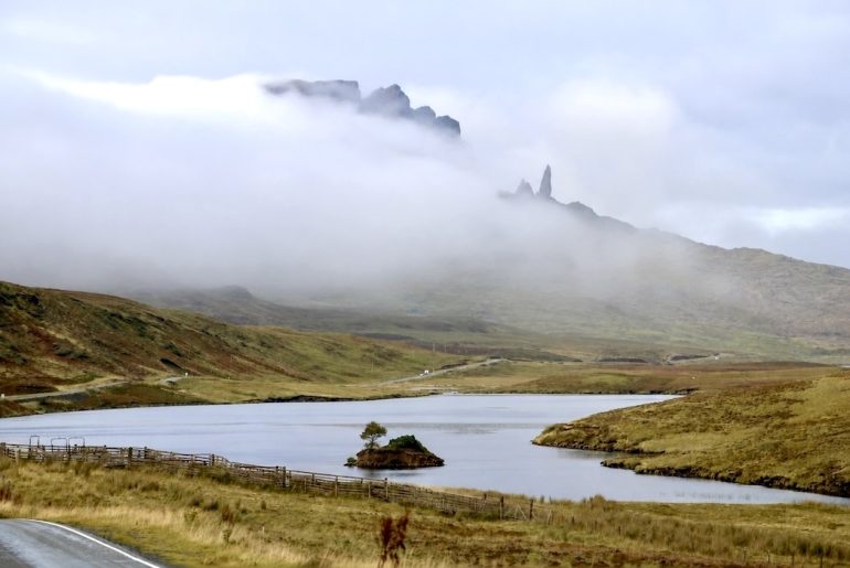 Vue panoramique du Old Man of Storr dans la brume et les nuages.