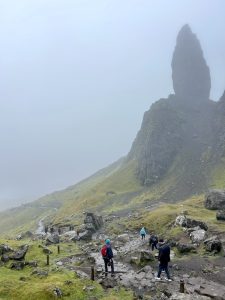 Le Old Man of Storr vu depuis le sentier de randonnée, dans le brouillard.