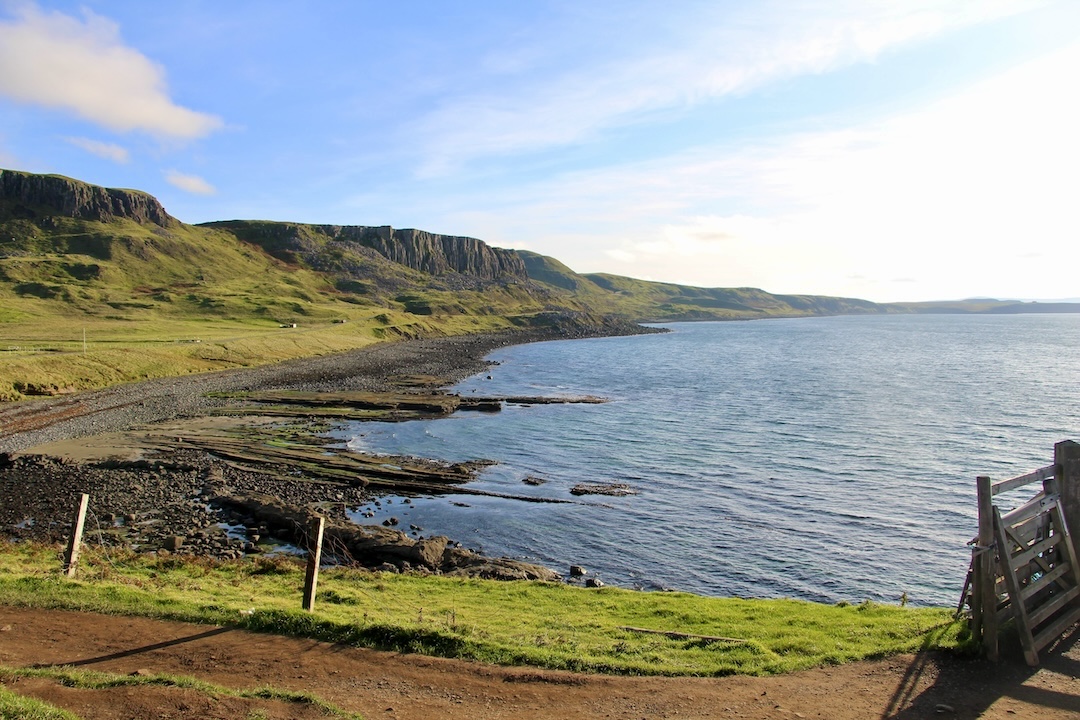 Vue panoramique de la péninsule de Trotternish (falaises, plage noire, mer).