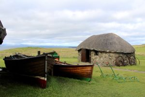 Une maison au toit de chaume du musée de l'île de skye.