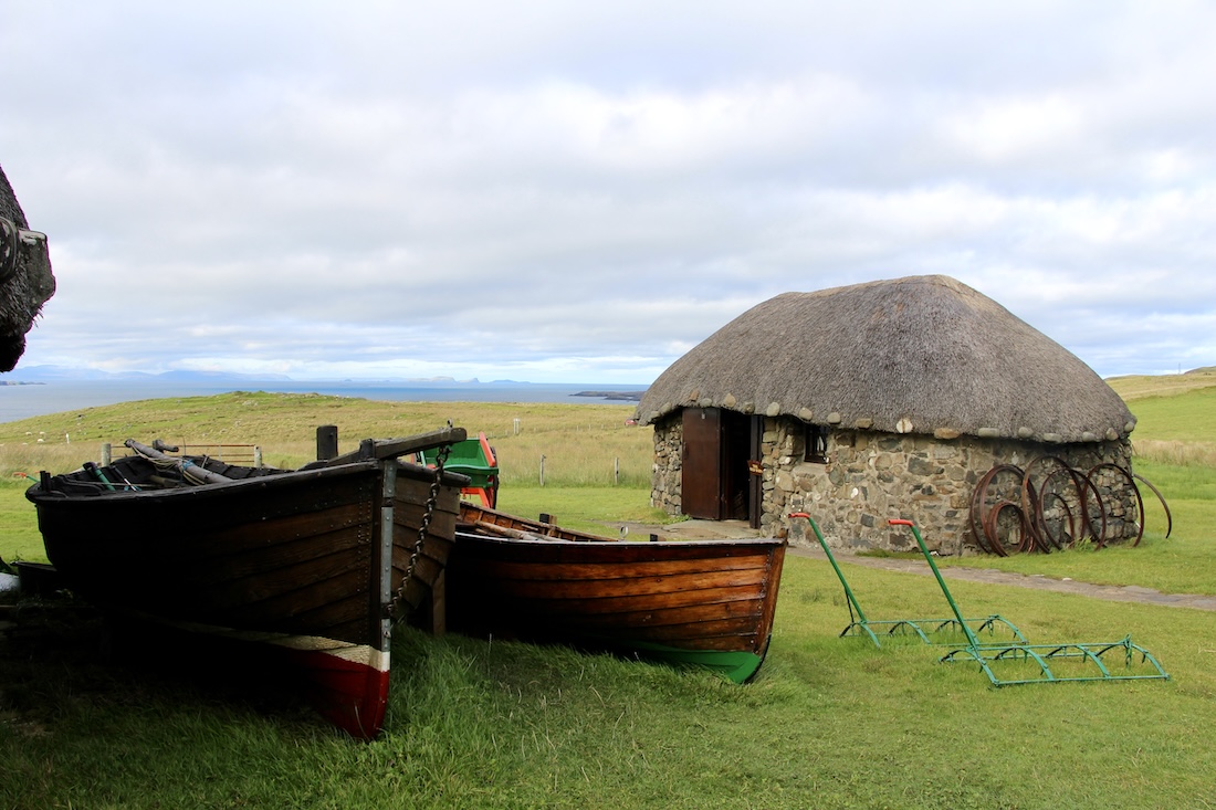 Une maison au toit de chaume du musée de l'île de skye.