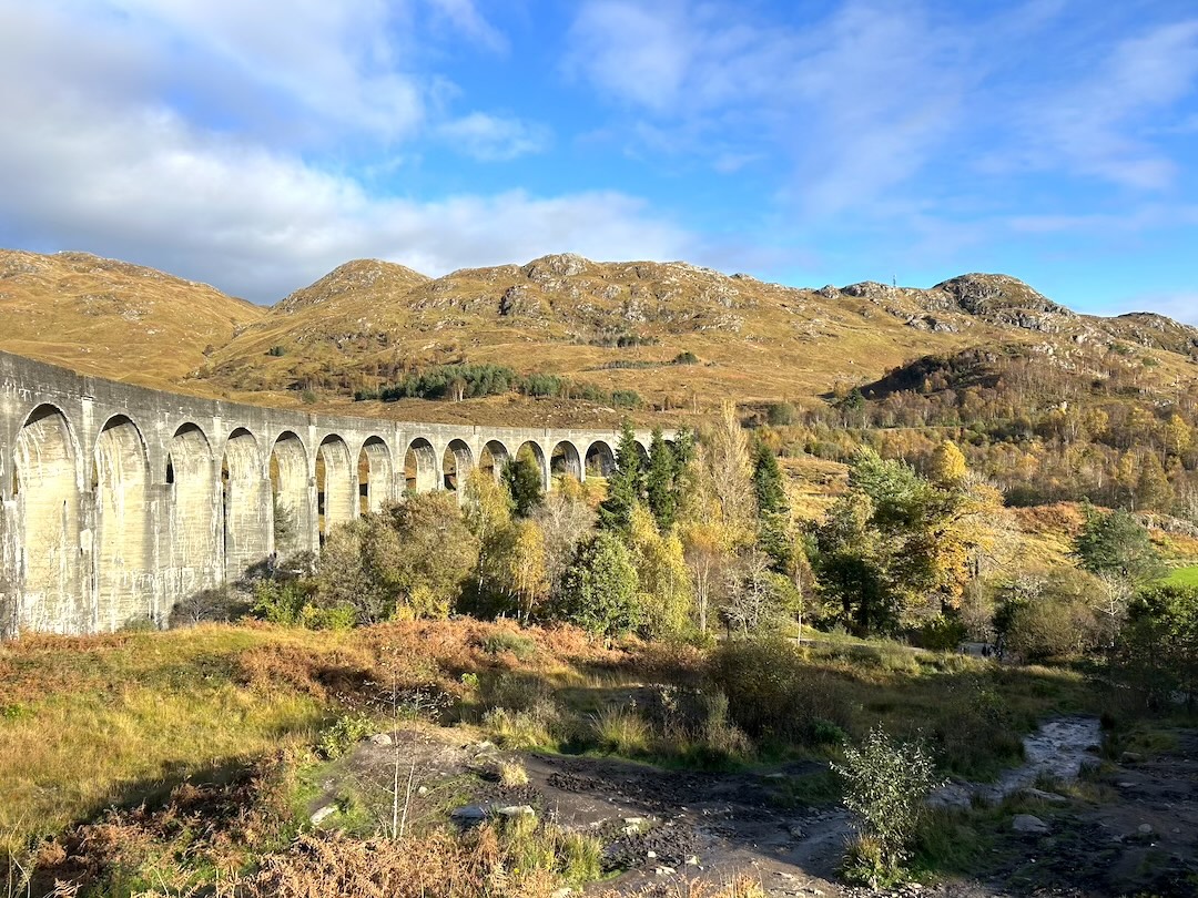 Le viaduc de glenfinnan à l'automne.