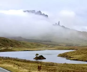 Vue panoramique du Old Man of Storr dans la brume et les nuages.